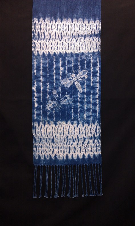 Dragonflies border detail.